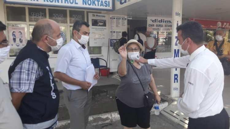 <p>Söke’de yapılan denetimlerde iş yerleri sahiplerine temizlik, maske ve mesafe kurallarının yanı sıra her bir faaliyet alanı/iş kolu için alınması gereken önlemler anlatıldı. Kurallara uymayan iş yerlerine gerekli uyarılar yapıldı.<br />
 </p>
