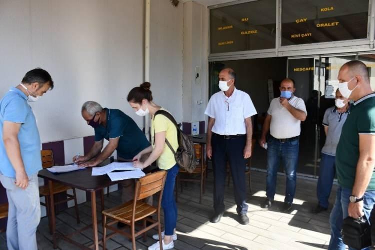 <p>Söke’de gerçekleşen denetimlere Söke İlçe Kaymakamı Soner Zeybek ve Söke Belediye Başkan Vekili Mehmet Arif Ceylan da katıldı. Denetim ekiplerinde Emniyet ve Jandarma’dan güvenlik güçleri de hazır bulundu.<br />
 </p>
