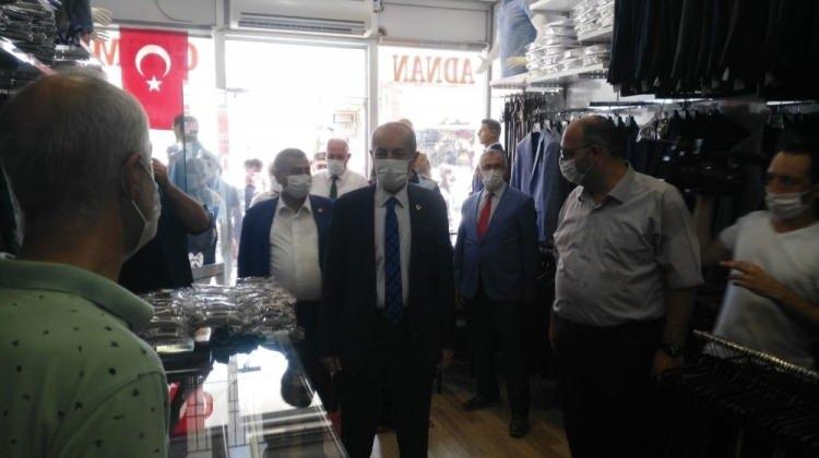<p>Osmaniye’de artan koronavirüs vakalarını önlemek amacıyla Vali Yardımcısı Adem Yılmaz sokağa çıkarak bölgedeki esnaf ve vatandaşları maske ile sosyal mesafe kurallarına uymaları konusunda uyardı.<br />
 </p>
