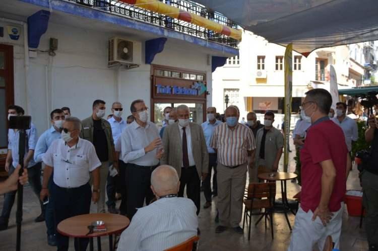 <p>İçişleri Bakanlığı genelgesi ile 81 ilde eş zamanlı olarak en yoğun korona denetimi Aydın’da da gerçekleştirildi. Aydın Vali Yardımcısı Ömer Faruk Günay ve Efeler Belediye Başkanı Mehmet Fatih Atay, beraberindeki heyet ile birlikte Sevgi Yolu üzerinde bulunan gıda işletmelerini denetledi. Lokanta, aperatif ve kahvehaneleri gezen denetim ekipleri iş yerlerinin yönetmeliğe uygunluğunu denetlerken işveren ve çalışanların maske takma konusunda da uyarılarda bulundu. Özellikle lokantalardaki masaların sosyal mesafeye uygunluğunu denetleyen ekipler, iş yerlerinde ateş ölçümü ve dezenfektan kontrollerini gerçekleştirdi.<br />
 </p>
