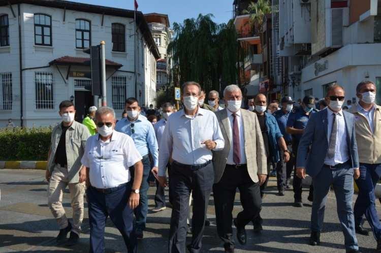 <p>“Her şeyin normale döndüğünü düşünmek çok yanlış”</p>

<p>Denetimler ile ilgili bilgi veren Vali Yardımcısı Ömer Faruk Günay, “Bugün İçişleri Bakanlığımızın genelgesi ile en yoğun denetimlerimizi gerçekleştireceğiz. Denetimlerimiz gün boyu il genelinde devam edecek gece de ekiplerimiz alkollü mekanları denetleyerek iş yerlerin uygunluğunu kontrol edecekler. Normalleşme süreci ile birlikte her şeyin normale döndüğünü düşünmemiz çok yanlış. Özellikle iş yerlerimizde sosyal mesafe ve maske kullanımlarına özen göstermeliyiz. İş yeri çalışanlarımız da tam olarak hijyene ve kurallara dikkat etmelidir” dedi. Sabah saatlerinde başlayan denetimler gün boyu il genelindeki birçok noktada devam edecek.</p>
