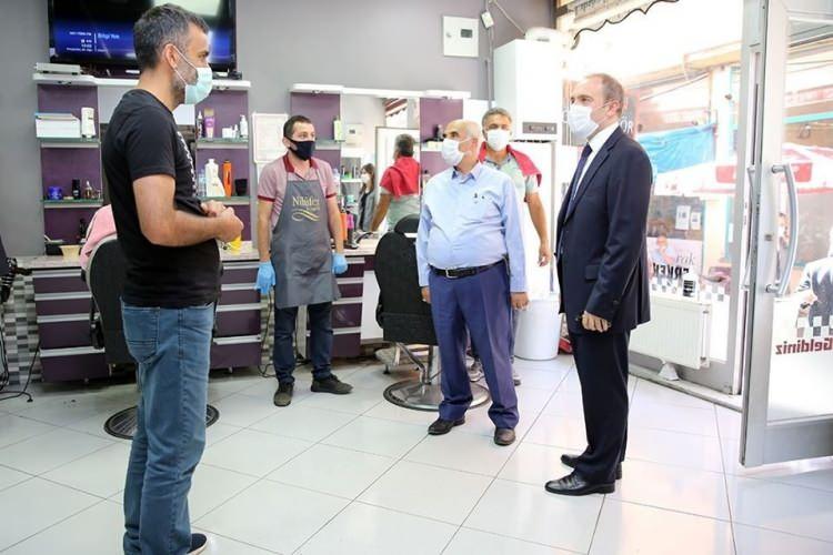 <p>Vali Cüneyt Epcim ve Belediye Başkanı Hükmü Pekmezci, “Sağlık İçin Hepimiz İçin” başlığıyla ülke genelinde eş zamanlı gerçekleştirilen korona virüs tedbirlerine yönelik denetimlere katıldı.<br />
 </p>
