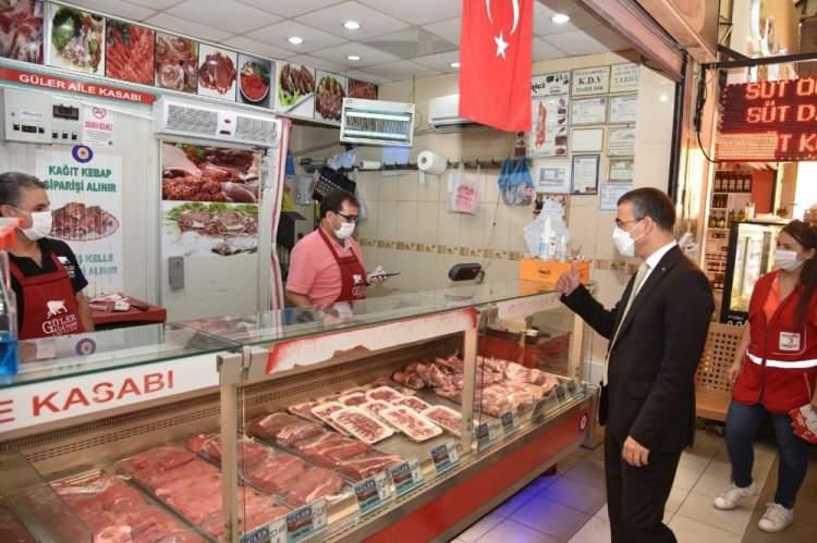 <p>Ülke genelinde olduğu gibi Milas’ta da kamu kurumları, lokantalar, iş yerleri ve vatandaşlara yönelik en kapsamlı Kovid-19 tedbirleri denetimi yapıldı. Yapılan denetimlerde Milas halkı ve vatandaşların maske, mesafe ve hijyen kurallarına tam olarak uyduğu görüldü.<br />
</p>