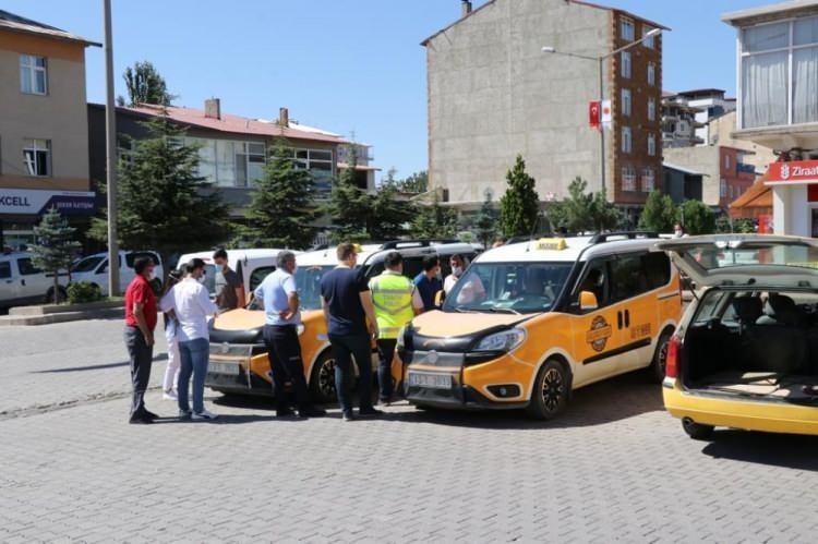 <p>İçişleri Bakanlığı tarafından 81 il valiliğine gönderilen "Korona virüs denetimleri" konulu genelge kapsamında Bitlis’in Ahlat ilçesinde geniş kapsamlı denetim yapıldı.<br />
</p>