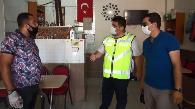 <p>İlçede 55 kişiden oluşan Salgın Denetim Merkezi ekibi, 10 grup halinde tüm yaşam alanlarını kapsayacak yerlerde yeni tip korona virüs denetimleri yapıyor. Ahlat Kaymakamı Erkan İsa Erat’ın da katıldığı denetimlerde korona virüs salgınının sağlık ve kamu düzeni açısından oluşturduğu riski yönetme, sosyal izolasyonu temin, fiziki mesafeyi koruma ve yayılım hızını kontrol altında tutma amaçlanıyor. Uygulama esnasında denetlenen iş yerlerinde vatandaşlara "Güvenli Alan" sisteminin kullanımının yaygınlaştırılması ile bilgilendirilmeler yapılarak, özellikle hayati önem arz eden maske, mesafe ve temizlik konularında gerekli hassasiyetin gösterilmesi yönünde uyarılar yapıldı.<br />
</p>