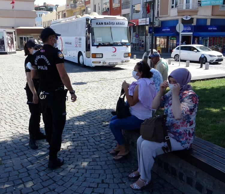<p>İçişleri Bakanlığı'nın valiliklere gönderdiği 'Koronavirüs Denetimleri' konulu genelge kapsamında, kent genelinde kontrollü sosyal hayat döneminde 'Sağlık için, hepimiz için' sloganıyla taksiler, toplu taşıma araçları, alışveriş alanları, lokantalar, kafeler ve açık alanlarda denetimler yapılıyor. Kent merkezinde polis ve belediye ekiplerince sosyal mesafe kuralına ve maske kullanımı zorunluluğuna uyulup uyulmadığını denetleniyor. Sosyal mesafenin korunması, vatandaşın sağlığı için maske kullanılması ve hijyen kurallarına uygun hareket edilmesi isteniyor.<br />
 </p>
