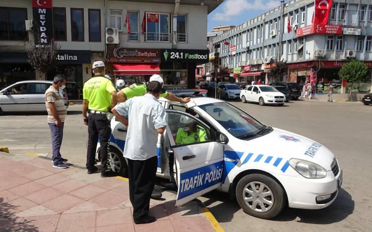<p>EDİRNE'nin Keşan ilçesinde, İçişleri Bakanlığı'nın koronavirüs ile mücadele genelgesi kapsamında, polis ekipleri şehir merkezinde denetim yaptı. Denetimde yakalanan ve korsan taksicilik yaptığı belirlenen sürücü E.O.'ya (48) 6 bin 141 TL idari para cezası kesilirken, otomobili 60 gün trafikten men edildi.<br />
 </p>

