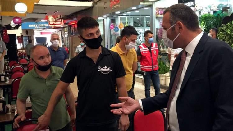 <p>Vali Vekili Nevzat Taşdan, denetimlerin bundan sonra daha da sık olacağını söyledi. Son zamanlarda vakaların arttığına dikkat çeken Taşdan, "Son zamanlarda vakalar biraz daha artmaya başladı. Kurban Bayramı'nı geçirdik. İnşallah korktuğumuz başımıza gelmez. Sonuçta bu hafta göreceğiz. Bize düşen, vatandaşlara, herkese düşen görev dikkatli olmak. Mutlaka maske, sosyal mesafe ve el temizliğinin yapılması önemli. Gelen talimatlarda öyle. Bundan sonra sıklıkla denetlemeler olacak. Önce uyarıyoruz. Bundan sonra cezalarda şiddetli şekilde uygulanmaya başlanacak. Bu açıdan vatandaşlarımız kendi sağlığı için, hem toplum ve ülkemizin sağlığı için çok dikkatli olmak durumundayız. Çünkü yaşlılarımızın hayatını tehlikeye atma ihtimali çok yükseliyor. Vakalara da bakıyoruz, insanlar İstanbul'dan, Antalya'dan, Ankara'dan babasını, annesini ziyaret etmeye geliyor. Maalesef hasta olup gidiyor. Bu tür vakalarda var. Bu açıdan artık çok daha dikkatli olmak lazım. Denetimler bundan sonra daha sık ve daha organize şekilde yapılacak ve cezalarda uygulanacak" dedi.</p>