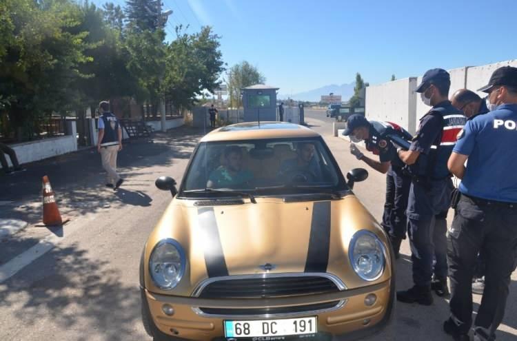 <p>Aksaray’ın merkeze bağlı Topakkaya Beldesi Bölge Trafik Şubesi önünde yapılan yeni tip korona virüs (Covid-19) tedbirleri ve denetimine Aksaray Valisi Hamza Aydoğdu, İl Emniyet Müdürü Murat Kolcu da katıldı. Araçlar emniyet ve jandarma ekiplerince durdurularak maske ve sosyal mesafe kurallarına uyulması denetlenirken, Vali Hamza Aydoğdu şoför ve yolcularla sohbet ederek Covid-19 tedbirleri alınması ve maske takmanın öneminden bahsederek yolculara maske ve küçük çocuklara hediye verdi.<br />
 </p>
