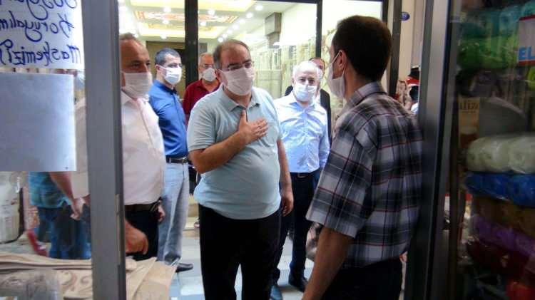 <p>İçişleri Bakanlığı genelgesi doğrultusunda 81 ilde eş zamanlı yapılan denetimler kapsamında <br />
Kilis'te de maske ve sosyal mesafe kontrolü yapıldı. Denetime, Kilis Valisi Recep Soytürk, Belediye Başkanı Mehmet Abdi Bulut, İl Emniyet Müdürü Mahmut Karabulut, İl Jandarma Komutanı Albay Hakan Başaklıgil, Esnaf ve Sanatkarlar Odaları Birliği Başkanı Şevket Memiler, Ticaret ve Sanayi Odası Başkanı Hacı Mustafa Celkanlı katıldı. </p>