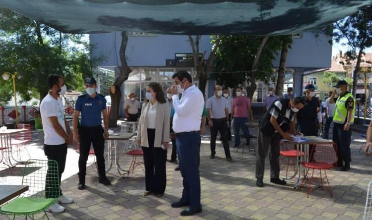 <p>Konya’nın Hüyük ilçesinde, İçişleri Bakanlığı’nın 81 il valiliğine gönderdiği korona virüs denetimleri konulu genelgesi doğrultusunda yapılan denetimlerde İlçe Kaymakamı Dilara Şenoğlu ile Belediye Başkanı Mehmet Çiğdem de sahaya çıktı.<br />
</p>