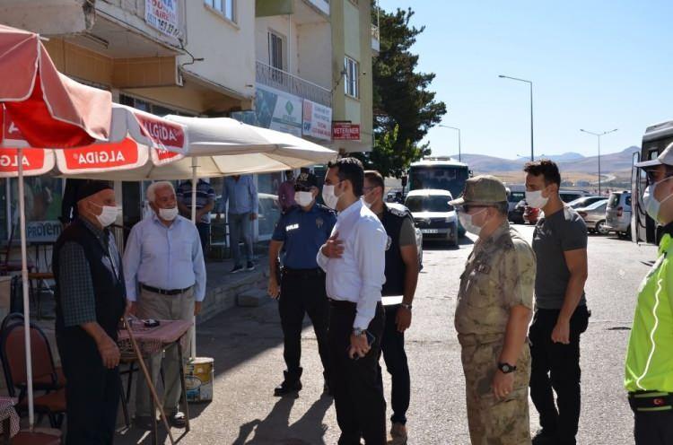 <p> Kovid-19 tedbirlerine ilişkin denetimler</p>

<p>İçişleri Bakanlığınca "Sağlık için hepimiz için" sloganıyla Türkiye genelinde uygulanacak yeni tip koronavirüs (Kovid-19) tedbirleri denetimi Niğde'de başladı. Denetimlere Vali Yılmaz Şimşek de katıldı.</p>

<p> <a href="http://185.195.230.230/agency_pool/aa_images/2020/32/f55857b1556a182258a48ba89d1617e598bbb0f4.jpg"> </a></p>
