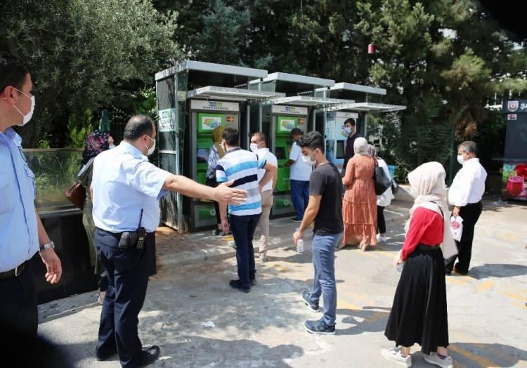 <p>Şanlıurfa Büyükşehir Belediyesi Zabıta ekipleri, kent merkezinde denetimlerini sürdürüyor. Zabıta ekipleri kent merkezindeki toplu taşıma araçları ve durakları denetlerken bir yandan da restorant ve kafelerde maske, hijyen ve sosyal mesafe kuralları çerçevesinde denetimler yaparak, kurallara uymayan iş yerlerine cezai işlem uyguladı.<br />
 </p>
