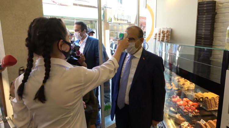 <p> TÜRKİYE genelinde yapılan koronavirüs denetimi kapsamında Trabzon Valisi İsmail Ustaoğlu ve Büyükşehir Belediye Başkanı Murat Zorluoğlu'nun katılımıyla maske ile sosyal mesafe denetimi yapıldı. <br />
 </p>

