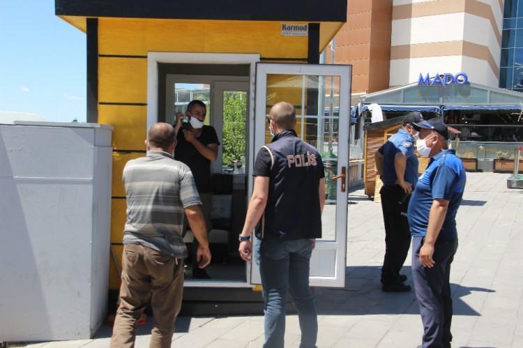 <p>Erzurum’da polis, korona virüs tedbirleri kapsamında iş yerlerinde denetimler yaptı.<br />
Erzurum’da polis korona virüs tedbirleri kapsamında iş yerlerinde denetimler yaptı. Denetimlerde Erzurum esnafı sosyal mesafe ve maske kuralına uyarken, polisten tam not aldı.</p>
