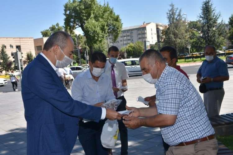 <p>Kayseri Ticaret Odası (KTO) Yönetim Kurulu Başkanı Ömer Gülsoy; korona virüs denetimlerine katıldı.<br />
Korona virüs denetimleri kapsamında kent meydanında bulunan esnaf ve vatandaşları ziyaret eden Vali Yardımcısı Ali Uslanmaz ile KTO Başkanı Ömer Gülsoy, maske dağıtarak tedbirlere uyulması konusunda önerilerde bulundu. Heyet ayrıca kurallara uyan vatandaşlara da teşekkür etti. Burada açıklamalarda bulunan Başkan Gülsoy; "Çarşımızda maske, sosyal mesafeyi korumak için insanlarımızı ziyaret edip ikazlarda bulunmaya çalışıyoruz. Sağ olsunlar çarşıdaki esnafımız olsun, halkımız olsun herkes kurallara uyuyor. Kurallara uyanları gördükçe teşekkür ediyoruz. Covid 19’dan kurtulabilmemiz için bu tedbirleri almamız mecburi. Sevdiklerimiz, ülkemiz için mutlaka bu tedbirleri almamız gerekiyor. Tedbir almazsak bu beladan kurtulmamız çok zor olur. Sosyal mesafeli hayat diyoruz" dedi.</p>
