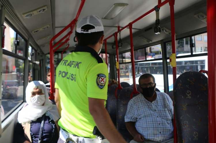 <p>ADIYAMAN'da, vali yardımcısı ve emniyet müdürünün katılımıyla koronavirüs denetimi yapıldı.<br />
İçişleri Bakanlığı tarafından Covid-19 tedbirleri kapsamında 81 ilin valiliğine gönderdiği genelgenin ardından Adıyaman Vali Yardımcısı Bedir Deveci ve İl Emniyet Müdürü İbrahim Ergüder'in katılımıyla kentte maske, sosyal mesafe ve hijyen denetimi yapıldı. Vali Yardımcısı Bedir Deveci ve İl Emniyet Müdürü İbrahim Ergüder, kentte vatandaşların yoğun olduğu bölgelerde vatandaşları maske konusunda ve sosyal mesafe konusunda uyardı.</p>
