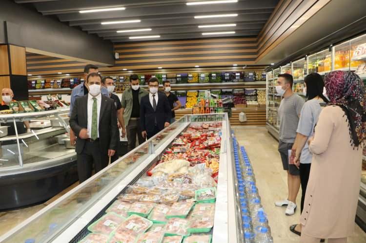 <p>HAKKARİ'de, Koronavirüs (Covid-19) salgınıyla mücadelenin etkin olarak sürdürülebilmesi amacıyla İçişleri Bakanlığının genelgesi kapsamında 'Sağlık İçin, Hepimiz İçin' sloganıyla koronavirüs tedbirleri denetimi yapıldı.<br />
 </p>
