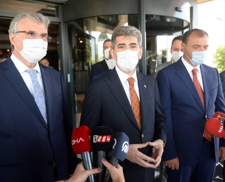 <p>İçişleri Bakan Yardımcısı Muhterem İnce (ortada), Bakanlık genelgesi kapsamında Sakarya'da yapılan yeni tip koronavirüs (Kovid-19) denetimlerine katıldı. İnce, denetimlerin ardından gazetecilere açıklamalarda bulundu.</p>

