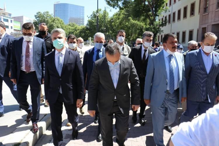 <p>Malatya’da yeni tip korona virüs (Covid-19) denetimlerine katılan İçişleri Bakan Yardımcısı İsmail Çataklı, “Bir rehavet ortamına doğru gidiş var ancak sonuçları yıkıcı. İnsanlarımızın, sevdiklerimizin, yakınlarımızın kayıplarına yol açıyoruz. Dolayısıyla bu hususta bir toplumsal farkındalığın yeniden oluşturulmasına ihtiyaç var” dedi.<br />
</p>