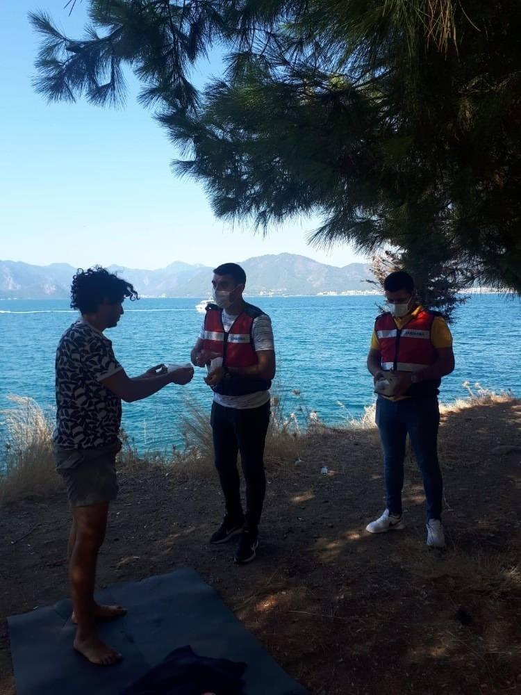 <p>İçişleri Bakanlığı tarafından ülke genelinde, "Sağlık için hepimiz için" sloganı ile gerçekleştirilen (Kovid-19) tedbirleri kapsamında Marmaris Kaymakamı Ertuğ Şevket Aksoy yönetimi ve koordinasyonunda korona virüs denetimleri Marmaris’te başladı. Görevli ekipler esnafları tek tek gezerek uyarılarda bulundu.<br />
 </p>
