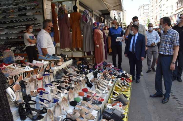 <p>Diyarbakır’ın Bağlar İlçe Belediye Başkanı Hüseyin Beyoğlu, İçişleri Bakanlığı tarafından Türkiye genelinde eş zamanlı olarak başlatılan yeni tip korona virüs denetimleri kapsamında ilçedeki cadde ve sokakları arşınlayarak vatandaşlara kontrollü sosyal hayat tedbirlerini anlattı.<br />
</p>