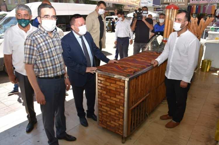 <p>İçişleri Bakanlığı tarafından, 81 ilde, kontrollü sosyal hayat döneminde "Sağlık İçin, Hepimiz İçin" sloganı ile en kapsamlı korona virüs denetimi yapılırken, Diyarbakır’ın en büyük ilçesi olan Bağlar’da Belediye Başkanı Hüseyin Beyoğlu, sokak ve caddeleri tek tek gezerek vatandaşları tedbirlere uymaları konusunda bilinçlendirmeye çalıştı. Denetimler sırasında belediye zabıtaları da vatandaşlara uyarılarda bulunurken, İlçe Tarım Ve Orman Müdürlüğüne bağlı gıda denetim ekipleri de tedbirlere uymayan esnaflar ve işletmeler hakkında yasal işlem uyguladı.<br />
 </p>

