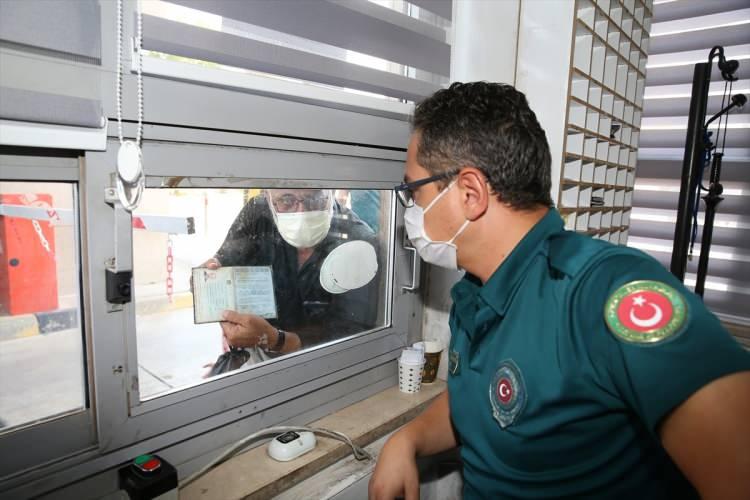 <p>Hatay'ın Reyhanlı ilçesinde Suriye'ye gönderilen insani yardım ve çeşitli eşyaları taşıyan ve günlük 700 tırın giriş çıkış yaptığı Cilvegözü Sınır Kapısı'nda İçişleri Bakanlığınca "Sağlık için hepimiz için" sloganıyla Türkiye genelinde uygulanacak yeni tip koronavirüs (Kovid-19) tedbirleri kapsamında denetimler yapıldı. Denetimlere Cilvegözü Mülki İdare Amiri Salih Altun da (sağda) katıldı.</p>
