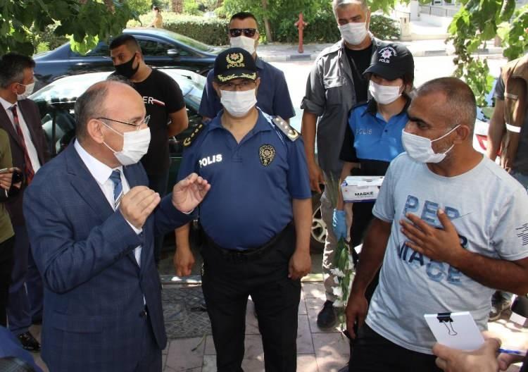 <p>Manisa’da il genelinde korona virüs tedbirleri kapsamında denetim gerçekleştirilirken, denetimlere katılan Manisa Valisi Yaşar Karadeniz vatandaşlar maske takmaları ve sosyal mesafe kurallarına uymaları konusunda hatırlatmalarda bulundu.<br />
 </p>
