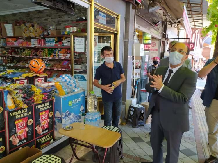 <p>BARTIN Valisi Sinan Güner, hastanedeki ekipler ile filyasyon ve test ekiplerinin yorulduğunu belirterek, “Bir hafiye gibi vakaları takip ediyorlar. Kul hakkıdır. Senin ölümüne sebep olsam kul hakkı olmaz mı? Lütfen kurallara riayet edelim” dedi.<br />
</p>
