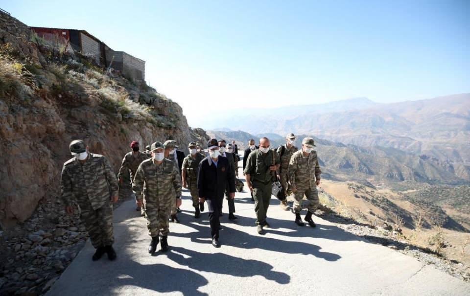 <p>Milli Savunma Bakanı Hulusi Akar, beraberinde Genelkurmay Başkanı Orgeneral Yaşar Güler ve Kara Kuvvetleri Komutanı Orgeneral Ümit Dündar ile Irak sınır hattındaki birliklerde denetleme ve incelemelerde bulunuyor.</p>