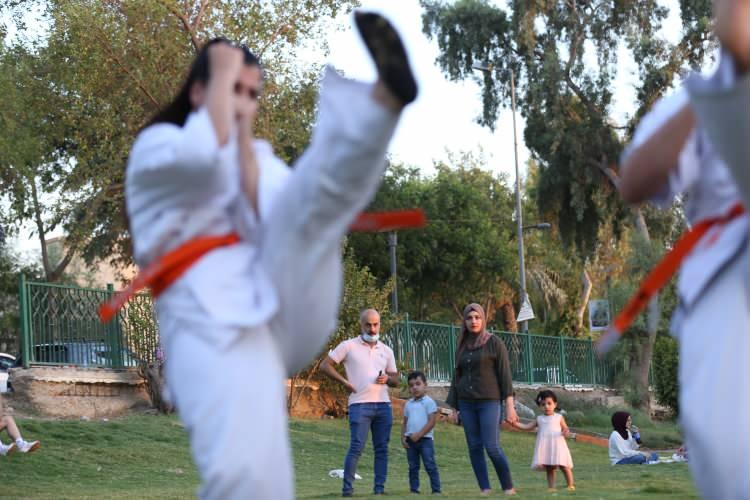 <p><strong> Sporu maske takmadan yapıyorlar</strong></p>
<p>Spor yaparken nefes darlığına yol açma riski bulunan maskeyi kullanmadıklarına dikkati çeken Davud, bu durumu "Bu sporu gençlere sosyal mesafe ve hijyen kurallarına önem vererek maskesiz yaptırıyoruz. Gençleri aynı zamanda küçük gruplara ayırdık. Sporcularımızı ayrıca salgına karşı testten de geçiriyoruz." şeklinde açıkladı.</p>