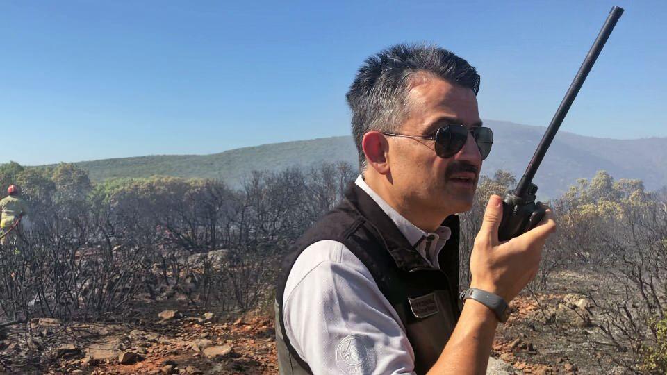 <p>Yanan araziyi inceleyen Bakan Pakdemirli, telefon görüşmesi yaptığı Cumhurbaşkanı Recep Tayyip Erdoğan'a yangın ve söndürme çalışmasıyla ilgili bilgi verdi. </p>

<p> </p>
