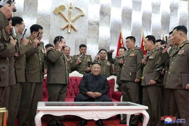 <p>Savaşın bitişinin 67. yılında Kim Jong-un, başkent Pyongyang'da yanına generallerini de alarak resim medyaya poz verdi.</p>
<p> </p>