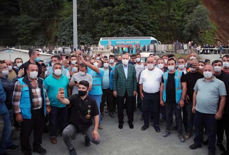 <p>Cumhurbaşkanı Recep Tayyip Erdoğan, Ayder Yaylası'ndan dönüşte yol kenarında mısır ve yöresel bal satan Çolak ailesinin misafiri oldu, onlarla birlikte çay içti sohbet etti.</p>
<p> </p>
