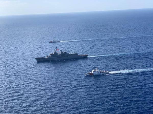 <p>MSB'den yapılan açıklamada şu ifadelere yer verildi; Akdeniz Kalkanı Harekâtına katılan TCG KEMALREİS fırkateyni Akdeniz’de Kıbrıs Adası doğusunda Kuzey Kıbrıs Türk Cumhuriyeti sahil güvenlik gemileriyle deniz eğitimlerini müteakip BARBAROS HAYRETTİN PAŞA araştırma gemimize refakat etmektedir.</p>
