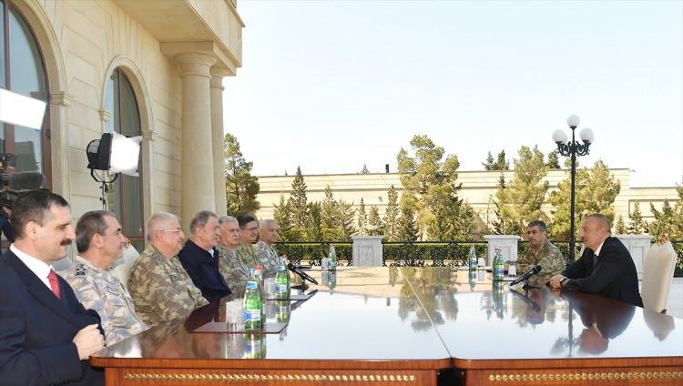 <p>Tatbikatların, teorinin pratiğe döküldüğü laboratuvarlar gibi olduğunu belirten Akar, "Bugün bunun bir örneğini gördük. Büyük bir aşk ve tutku, yüksek bir ruh hali gördük. Herkesin gözleri ışıldıyordu ve birlikte başarmanın mutluluğunu yaşıyorlardı. Tatbikatların bitmesini değil sadece bir aşamasını izledik. Tatbikatlar, askeri eğitim sürekli bir süreçtir. Dolayısıyla bu yöndeki çalışmalar devam ediyor." dedi.</p>