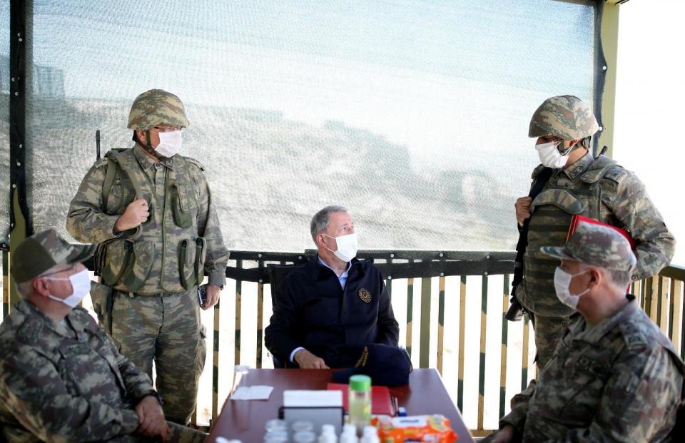 <p>Bakan Akar'ın Türk bayrağı hediye ettiği birlik komutanı, Akar’ın kendisine emanet ettiği bayrağı öperek teslim aldı.</p>
<p> </p>