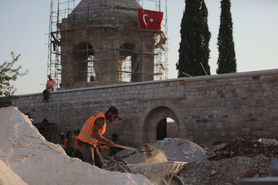 <p>Vakıflar Genel Müdürlüğü yetkililerine göre, Türkiye sınırına yaklaşık 10 kilometre uzaklıkta yer alan Nebi Huri Türbesi'nin tarihi milattan sonra 3. yüzyıla uzanıyor.</p>
<p> </p>