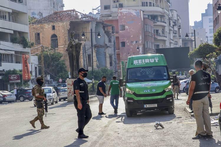 <p>Limanın karşısındaki bir binanın dördüncü katında taşımacılık şirketi ofisi bulunan Alfred Huri de "patlamayı kesinlikle normal bulmadığını" vurgulayarak, "Patlama nedeniyle ofisimiz yerle bir oldu diyebiliriz. Patlamanın olduğu gün iki çalışan ofisteydi. İkisi de yaralandı. Şu an tedavilerine hastanede devam ediyorlar." dedi. </p>

<p> </p>
