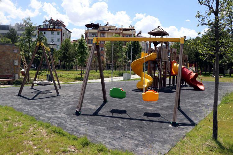 <p>3 polisin şehit düştüğü, 217 kişinin yaralandığı terör saldırısının yaşandığı İl Emniyet Müdürlüğü binasının bulunduğu alan Millet Bahçesi olarak düzenlendi.</p>