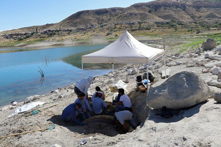 <p>Kazının sürdüğü yıllar içerisinde filler, üç toynaklı atlar, gergedan, zürafa ve boş boynuzlu gibi canlılara ait fosillerin bulunduğu bölgede, son olarak önceki günlerde 7,5 milyon yıl öncesine ait olduğu tahmin edilen kaplumbağa ve 3 fil dişi fosili bulundu.</p>

<p> </p>
