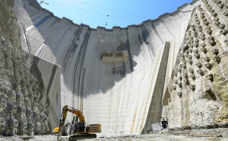 <p>Barajımız 225 metre yüksekliğe ulaşmış olup son 50 metre kaldı. Yusufeli Barajı, 275 metre gövde yüksekliğiyle Eyfel Kulesi'nden 25 metre kısadır. Barajın gövdesi 100 katlı bir gökdelen yüksekliğindedir." ifadelerini kullandı. </p>
