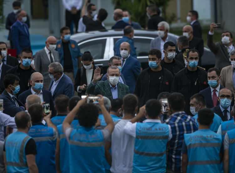 <p>Cumhurbaşkanı Recep Tayyip Erdoğan, Rize programının 2. ve son gününde Çamlıhemşin ilçesinin Ayder Yaylası'ndaki incelemelerinin ardından yapımı süren Rize-Artvin Havalimanı inşaatında incelemelerde bulundu.</p>