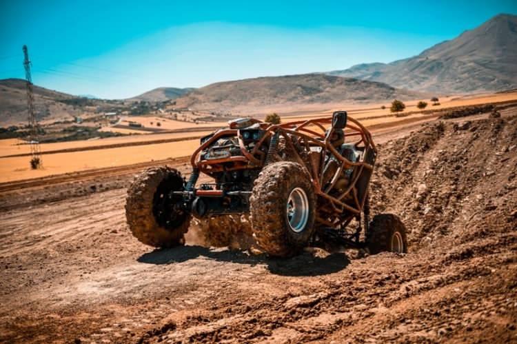 <p>25 pilotun katıldığı off-road oyunlarında su dolu derin çukurdan çıkamayanların yardımına ise kulüp üyeleri iş makineleriyle yetişti. Çukurlardan geçen, tümseklerden zıplayan, metrelerce yükseldikten sonra yere çakılan araçlardan kopan parçalar piste dağıldı. Pilotlar ise araçlarının dağılıp dökülmesine aldırış etmeden parkuru tamamlamaya çalıştı. <br />
</p>