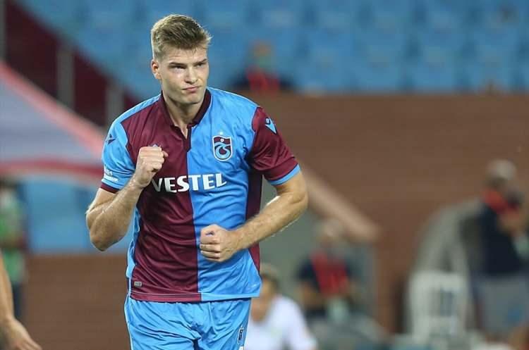 <p>Trabzonspor'la 1 yıl daha kiralık sözleşmesi bulunan ve satın alma opsiyonu da bordo-mavililerde olan Alexander Sörloth ile görüşen RB Leipzig, oyuncuyla büyük ölçüde anlaştı. (HÜRRİYET)</p>
