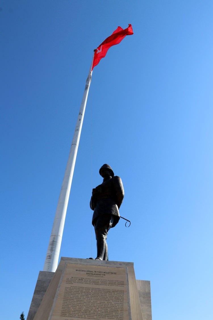 <p>Ancak 10 Ağustos 1915'te Mustafa Kemal'in emriyle başlatılan süngü hücumuyla, düşman püskürtüldü ve İtilaf Devletleri, Anafartalar'dan Gelibolu Yarımadası'nı geçemedi.</p>