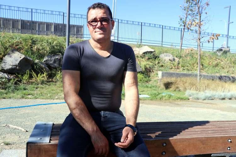 <p>Saldırıdan yaralı kurtulan tır şoförü Abdulbasit Özdemir, AA muhabirine, terörün yıktığı yerin devletin çalışmalarıyla güzel bir alana dönüştürdüğünü söyledi.</p>
<p>Terör saldırısını unutamadığını aktaran Özdemir, ağır yaralandığı saldırıdan sonra bir gözünü kaybettiğini, vücudunun çeşitli yerlerinde izler kaldığını belirtti.</p>
<p> Olayın üzerinde 4 yıl geçmesine rağmen yaşadıklarını unutamadığını dile getiren Özdemir, devletin, bu süreçte hep yanında olduğunu aktardı.</p>