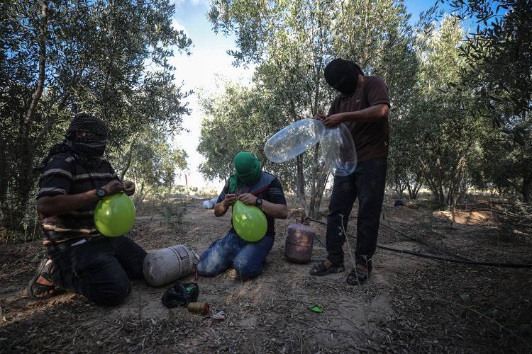 <p>Abluka altındaki Gazze Şeridi'nde yaşayan Filistinliler, Tel Aviv yönetimini ablukayı hafifletmeye zorlamak için sınırın İsrail tarafına yeniden "yanan balonlar" göndermeye başladı.</p>

