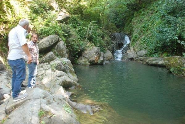 <p>Özellikle yaz aylarında şelaledeki suyun azalmasıyla daha görünür hale gelen kalp şeklindeki kaya, kışın da suyun debisinin artmasıyla ortadan kayboluyor. Beldeye 3 kilometre uzaklıkta bulunan Kırlangıç Şelalesi'nin altında kalp şeklindeki kayayı bilenler, hafta sonu gelerek, hatıra fotoğrafı çektiriyor.</p>